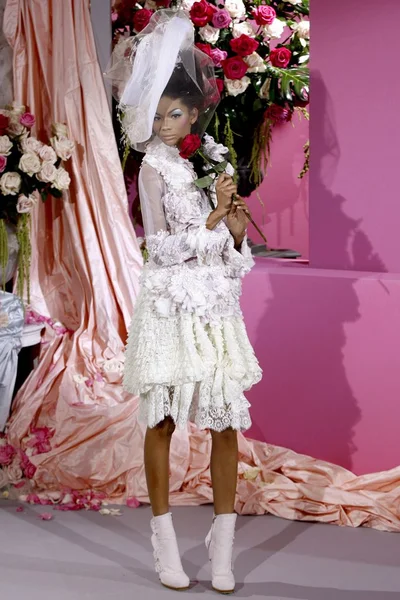 Look 16